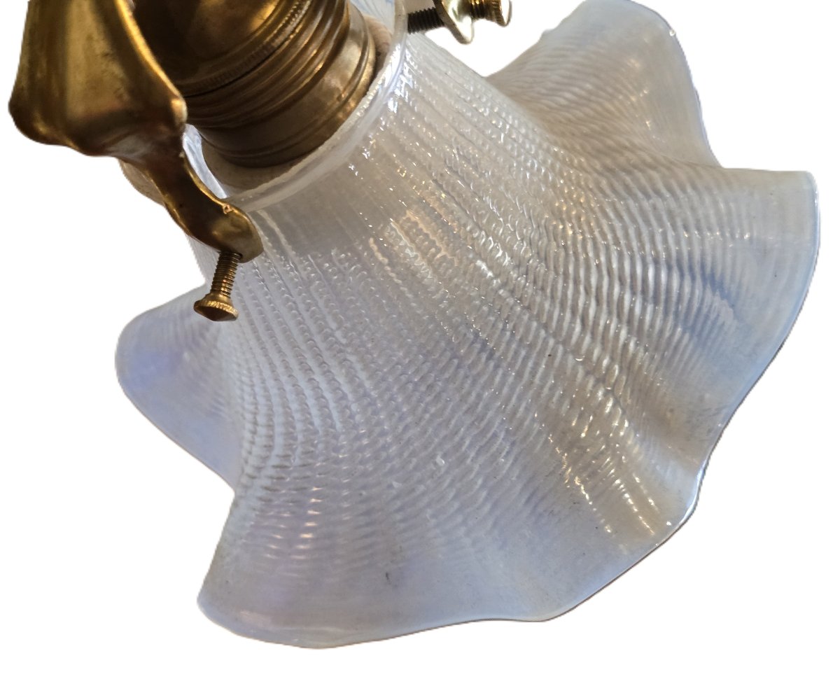 Lampada da tavolo in stile Art Nouveau, con struttura in ottone e abat‑jour in vetro opalino-photo-1