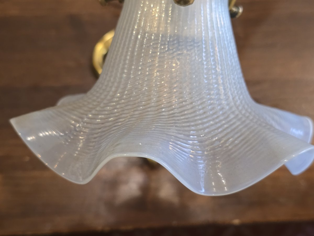Lampada da tavolo in stile Art Nouveau, con struttura in ottone e abat‑jour in vetro opalino-photo-2
