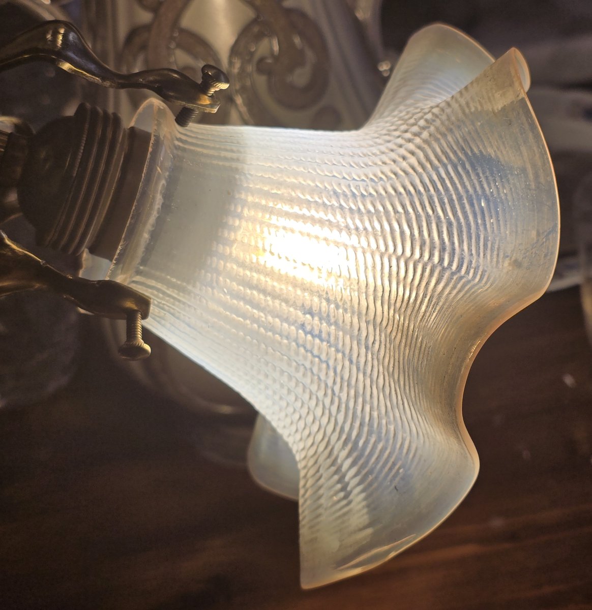 Lampada da tavolo in stile Art Nouveau, con struttura in ottone e abat‑jour in vetro opalino-photo-3