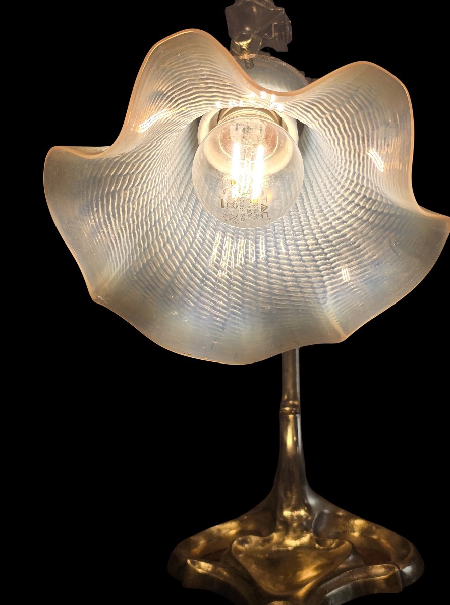 Lampada da tavolo in stile Art Nouveau, con struttura in ottone e abat‑jour in vetro opalino-photo-4