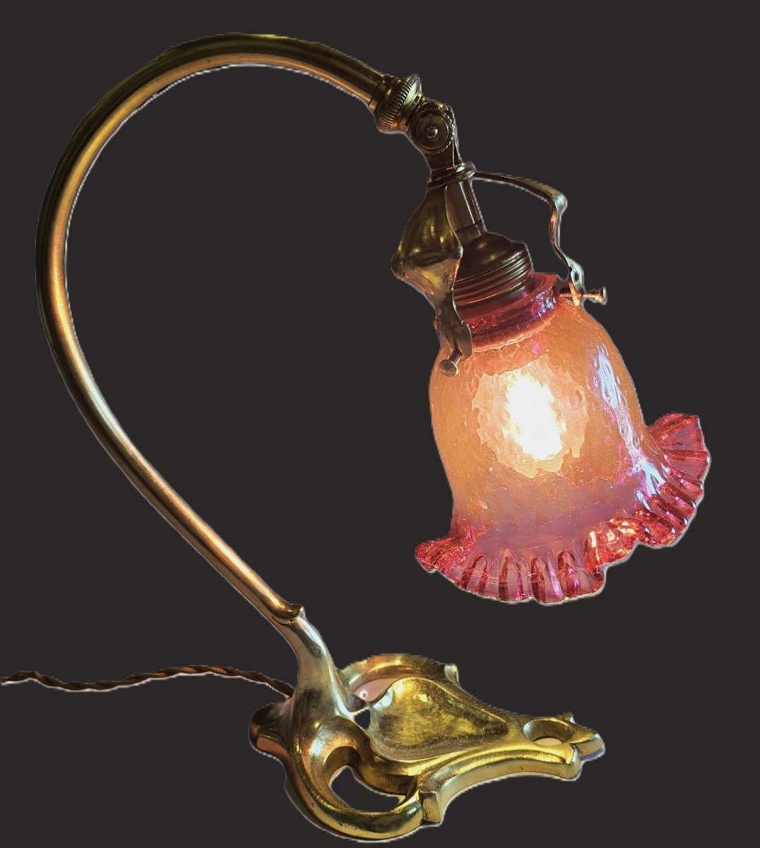 Lampada da tavolo Liberty in ottone con abat-jour in vetro color lampone