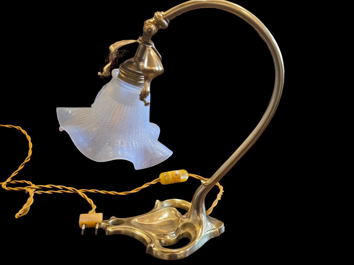 Lampada da tavolo in stile Art Nouveau, con struttura in ottone e abat‑jour in vetro opalino