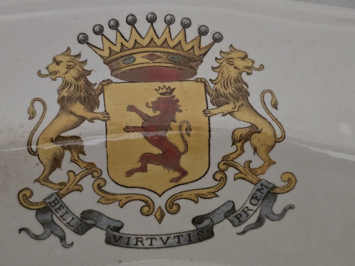 Piatto da portata antico italiano in maiolica, Richard, corona e blasone dipinti a mano