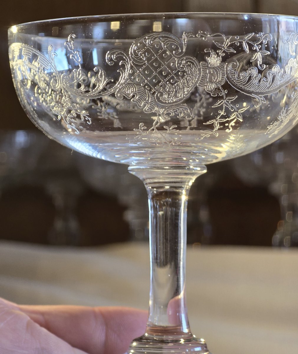 Otto coppe antiche  cristallo decoro rocaille inciso attribuite a Baccarat fine 800 inizio 900-photo-4
