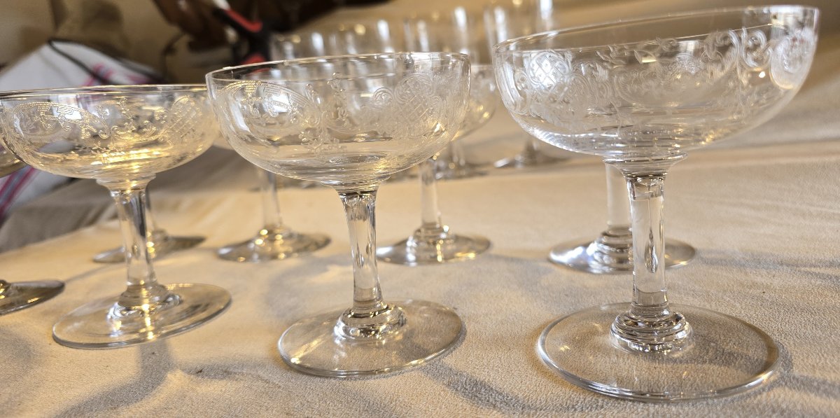Otto coppe antiche  cristallo decoro rocaille inciso attribuite a Baccarat fine 800 inizio 900-photo-2