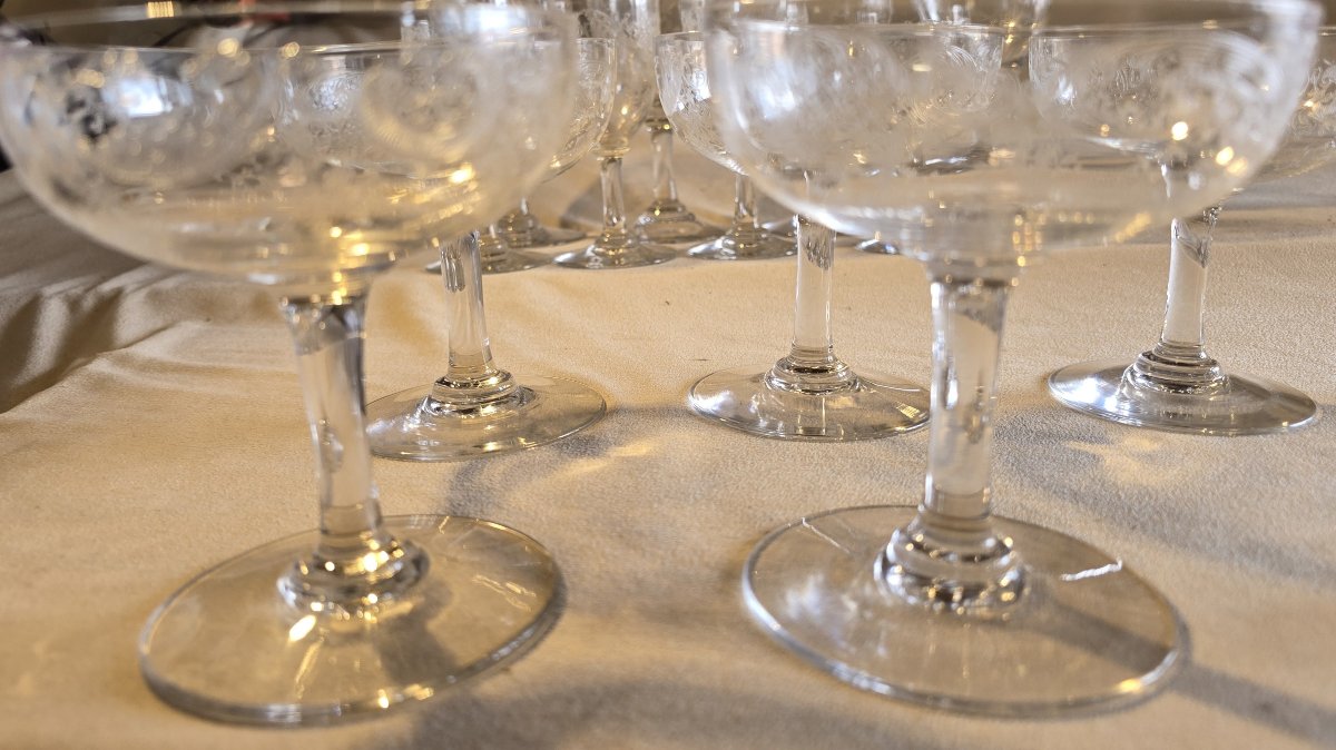 Otto coppe antiche  cristallo decoro rocaille inciso attribuite a Baccarat fine 800 inizio 900-photo-3