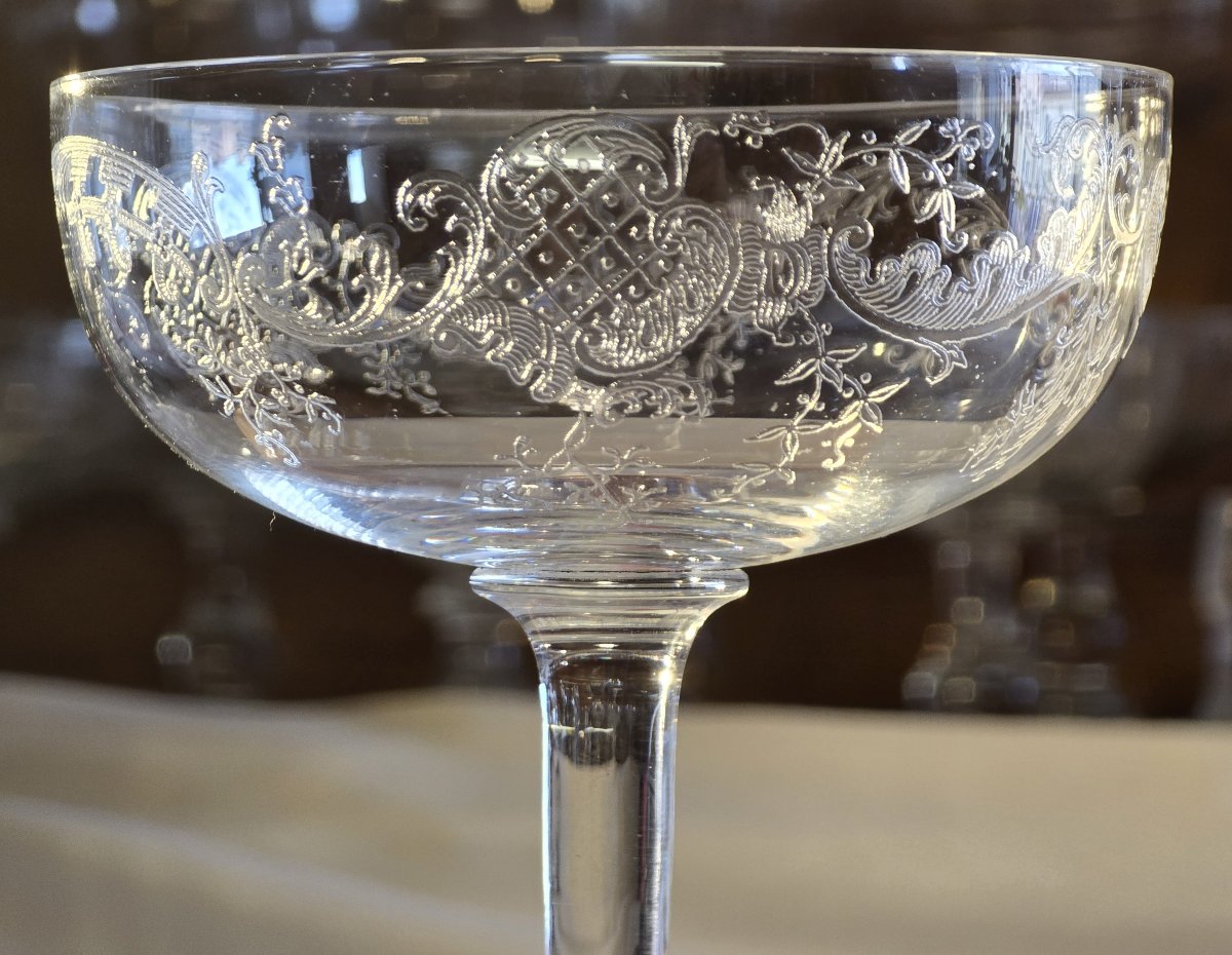 Otto coppe antiche  cristallo decoro rocaille inciso attribuite a Baccarat fine 800 inizio 900