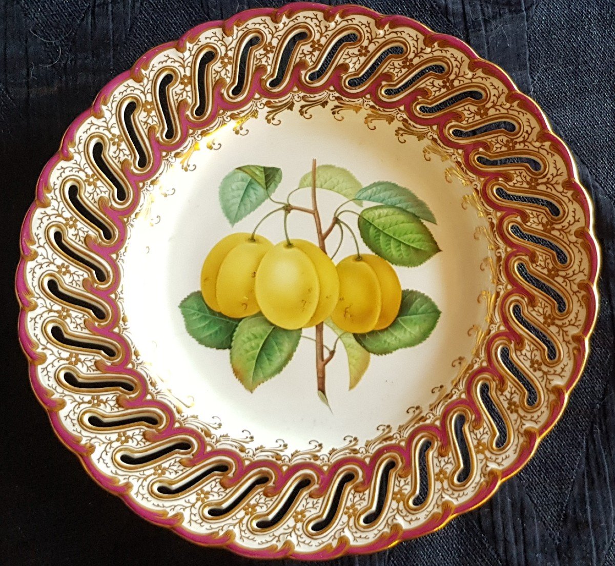 Assiette Anglaise XIX S Porcelaine Ajourée Et Peinte à La Main Décor De Fruits