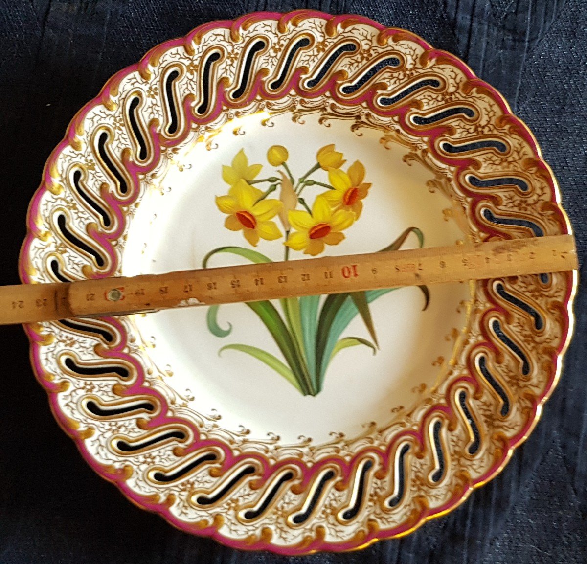 Assiette Anglaise XIX S Faience Ajourée Et Peinte à La Main Fleur De Narcisse-photo-3