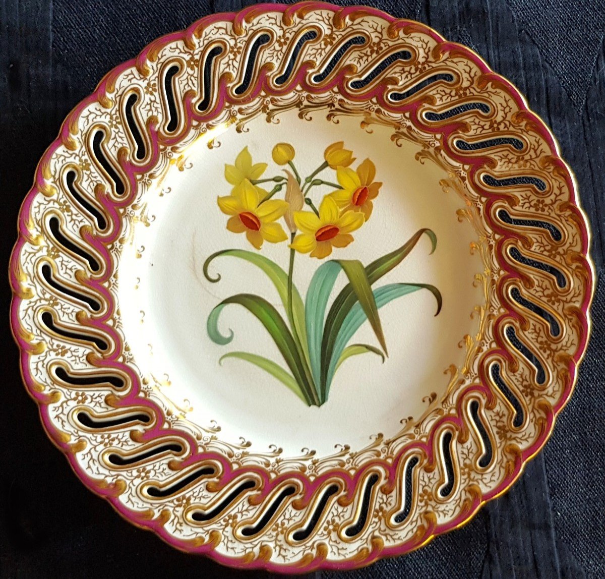 Assiette Anglaise XIX S Faience Ajourée Et Peinte à La Main Fleur De Narcisse