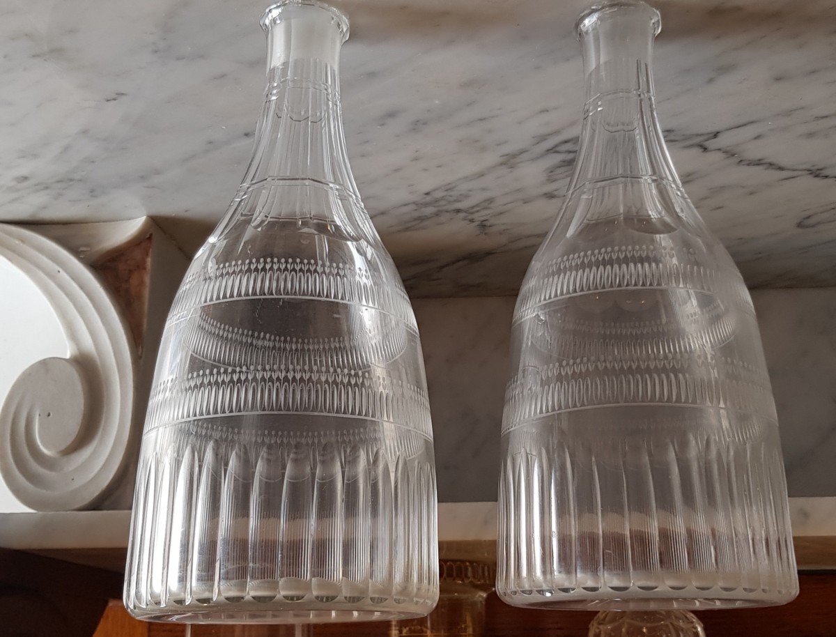 Coppia Di Bottiglie Decanter  '700 In Vetro Soffiato E Finemente Inciso
