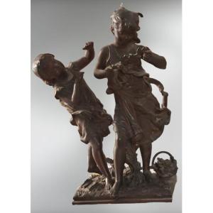 Statuina antica in antimonio gruppo di due bambini che giocano
