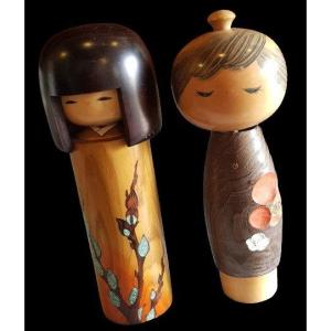 Due grandi kokeshi bambole di legno dipinto opera di artisti giapponesi del XXs