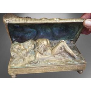 Scatola antica in bronzo  con apertura meccanica Erotica celata