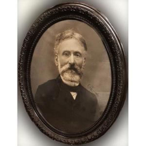 Ritratto di un uomo con la barba disegno su carta a carboncino e gessetto,  ovale, firmato 