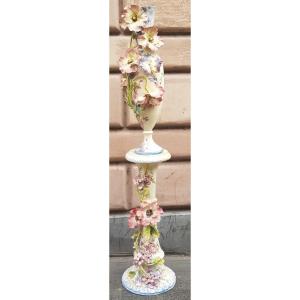 imponente vaso antico su colonna in ceramica con grandi fiori in rilievo