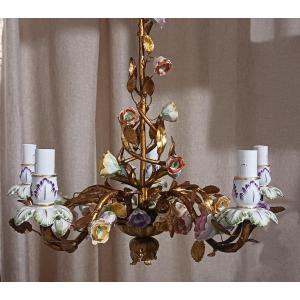 Antico lampadario in ferro dorato e fiori in porcellana policroma