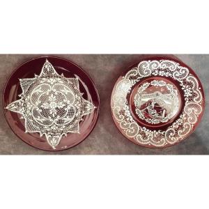 Due piccoli piatti antichi in vetro soffiato rosso rubino e smalti bianchi Venezia