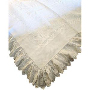 Trapunta in piquet con volant ricamato, 202x176 cm