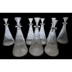 Serie di 9 antiche cbottiglie decanter in cristallo Baccarat, modello 8732 Empire