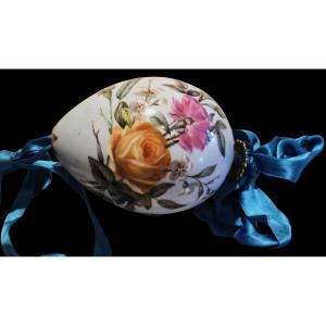 Antico uovo di Pasqua russo in porcellana dipinta