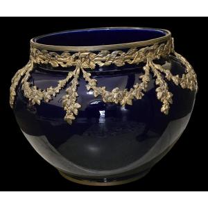 Grande cache-pot antico in porcellana blu Sèvres, fregi in bronzo