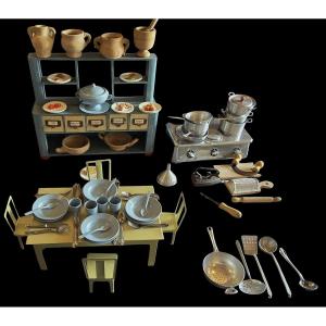 Antichi giocattoli mobili  e stoviglie cucina italiana del dopoguerra