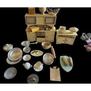 Giocattolo d’epoca per bambini: mobili e stoviglie di una cucina italiana del dopoguerra