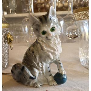 Antica lampada veilleuse in ceramica a forma di gatto.