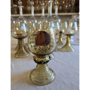 Antico bicchiere da vino Römer in vetro soffiato decorato a smalto