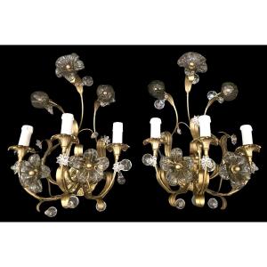 Coppia di appliques antiche in metallo dorato con fiori e pendenti in cristallo e vetro