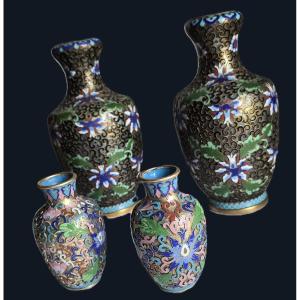 Quattro antichi vasi cloisonné in smalto policromo su struttura in ottone