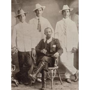 Foto d'atelier di un gruppo di uomini Carlos Endara Panama - 1905 circa