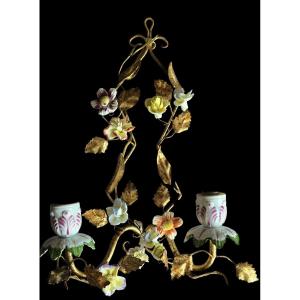 Antica applique a due luci in ferro dorato con fiori in porcellana – Italia, metà del XX secolo