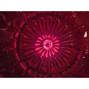 Antico piatto in vetro soffiato di Murano, rosso, metà del XX secolo, diametro 43 cm.