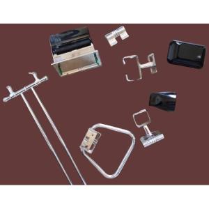 Set di 5 accessori da bagno in metallo cromato e opalina – Italia, circa 1940