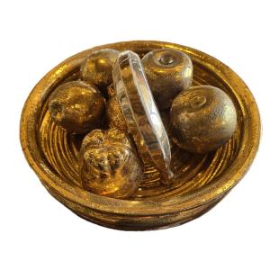Centro tavola scultoreo con frutti in ceramica dorata, Italia, anni 1980