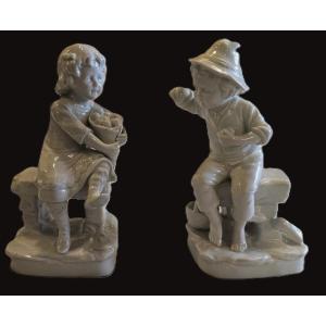 Coppia di statuine antiche in porcellana bianca di Capodimonte raffiguranti bambini