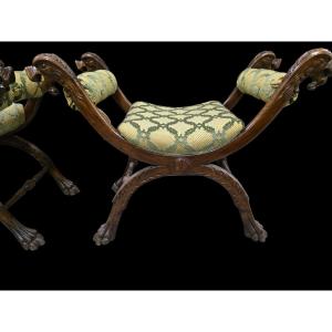 Coppia di antichi sgabelli curuli italiani in noce scolpito, in stile Rinascimento