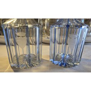 Coppia di antiche bottiglie decanter in cristallo con corona incisa, epoca vittoriana