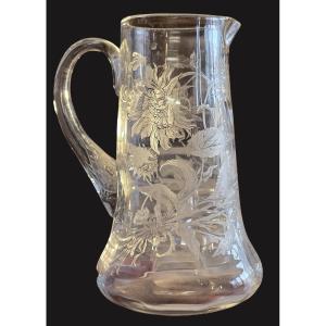 Antica brocca in vetro inciso a motivi di foglie e fiori