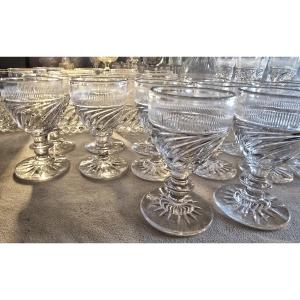 Lotto 12 bicchieri in cristallo, modello detto “SS” Baccarat o Saint‑Louis, epoca Restaurazione