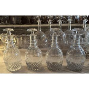 Lotto di 4 bottiglie cristallo, modello detto “SS” Baccarat o Saint‑Louis, epoca Restaurazione