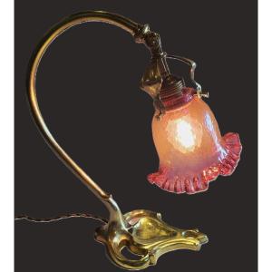 Lampada da tavolo Liberty in ottone con abat-jour in vetro color lampone