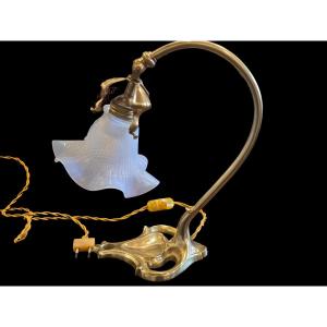 Lampada da tavolo in stile Art Nouveau, con struttura in ottone e abat‑jour in vetro opalino