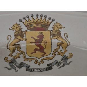 Piatto da portata antico italiano in maiolica, Richard, corona e blasone dipinti a mano