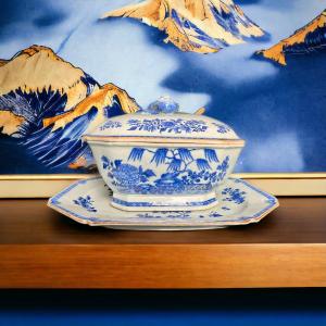 China, Compagnie Des Indes Tureen And Display Stand 18th Century