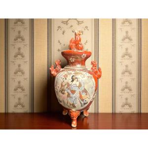 Satsuma Covered Tripod Vase In Polychrome Earthenware, Meiji Period, 19th Century