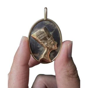 Antique 18k Gold Pendant Depicting Nefertiti - 1970s