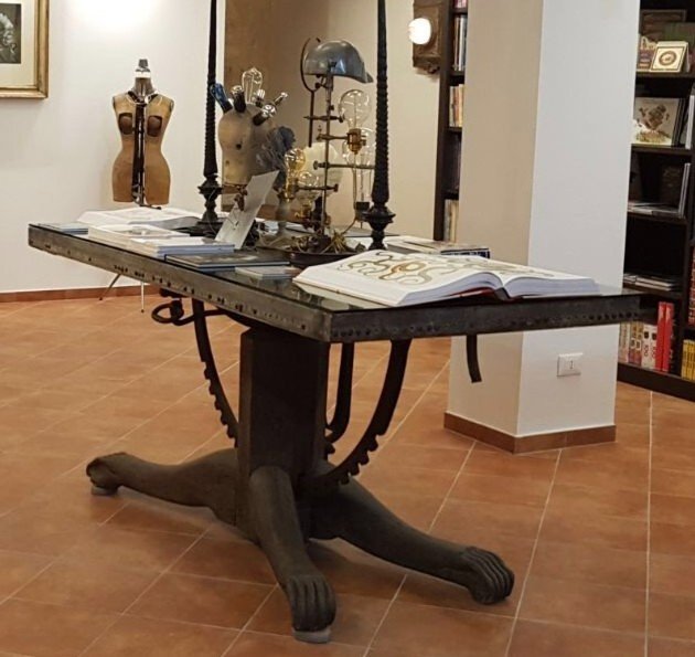 ECCEZIONALE TAVOLO DA ANATOMISTA DELLA FINE XVIII SECOLO CON PARTICOLARE CRANIO FORGIATO-photo-4